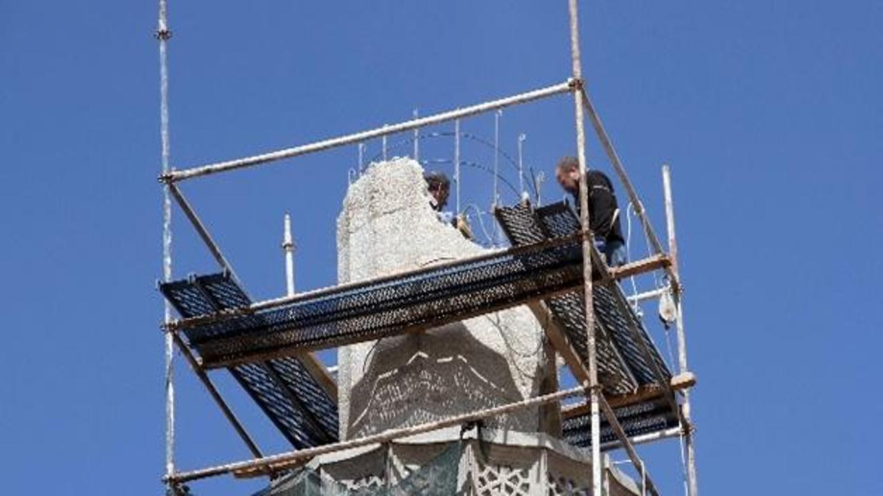 Depremde hasar gören minareler yıkıldı