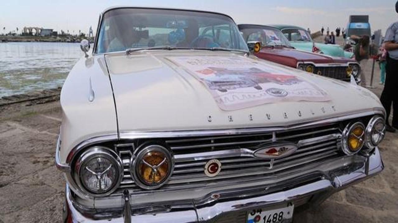 Tarihi köprüde "klasik otomobil" nostaljisi