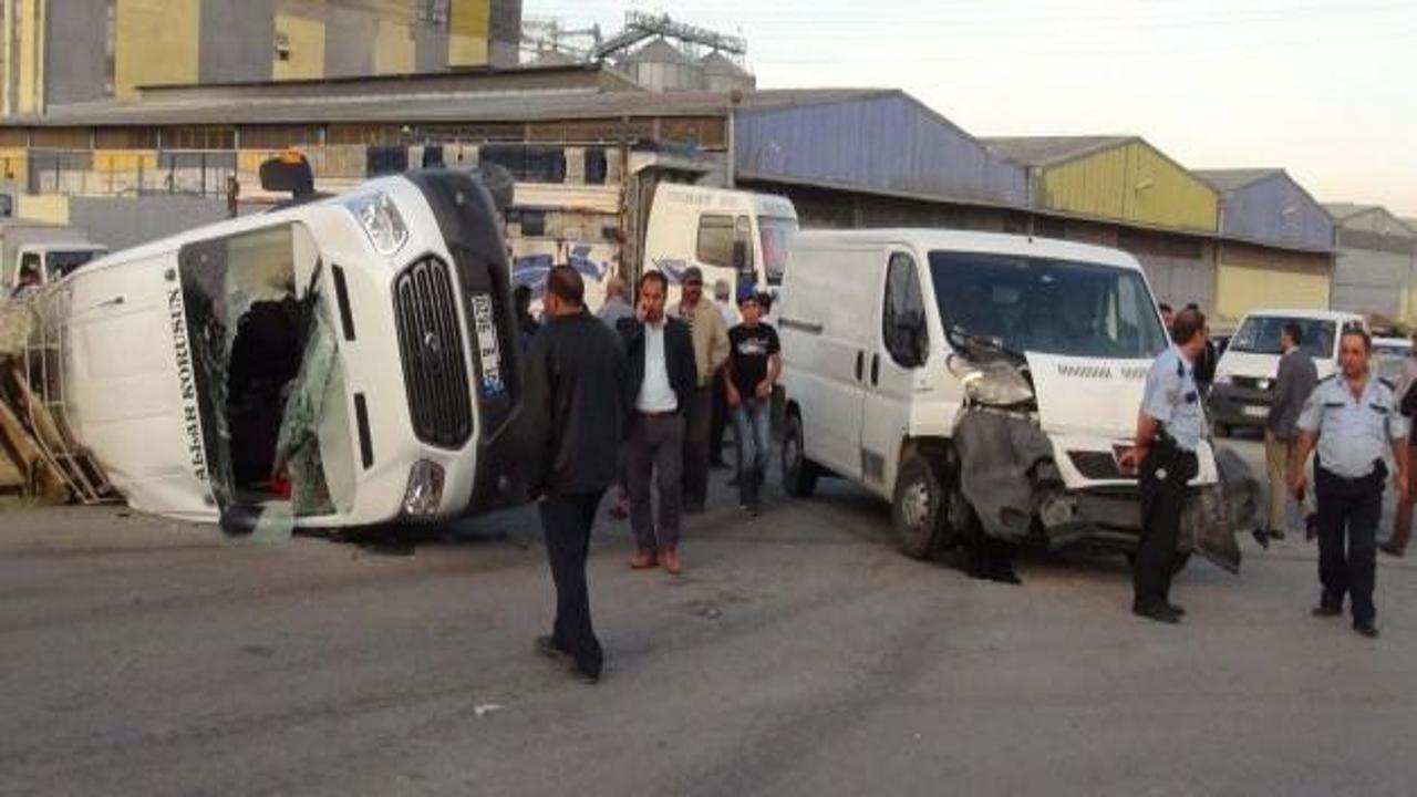 Tarım işçileri taşıyan minibüs devrildi: 23 yaralı