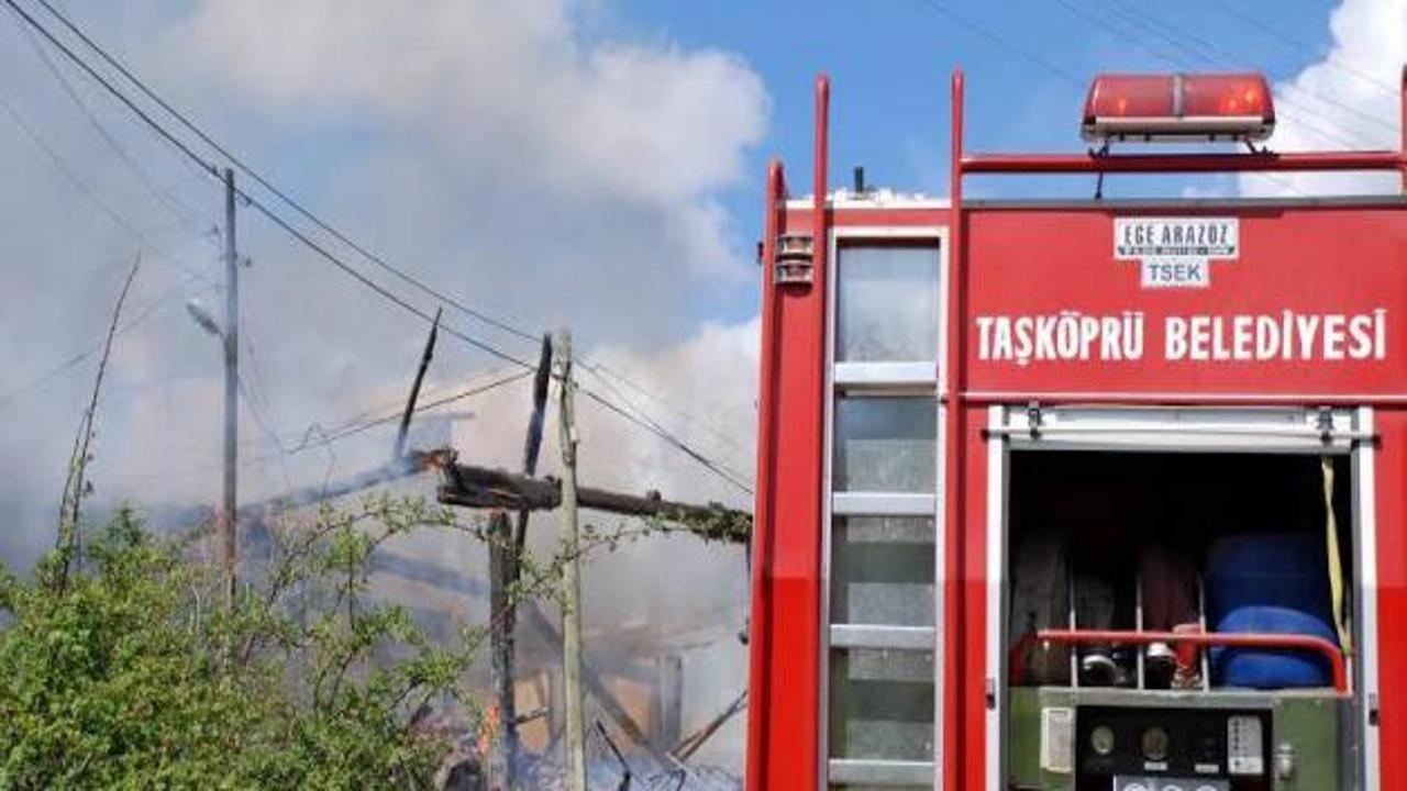 Taşköprü'de yangın: 2 ev kül oldu