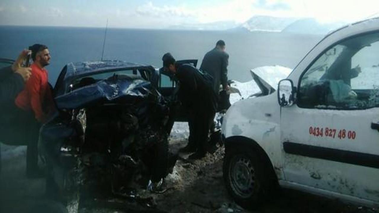 Tatvan'da 2 araç çarpıştı: 1 ölü, 5 yaralı