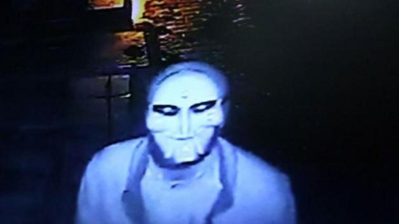 ‘Testere’ maskeli hırsız kamerada!