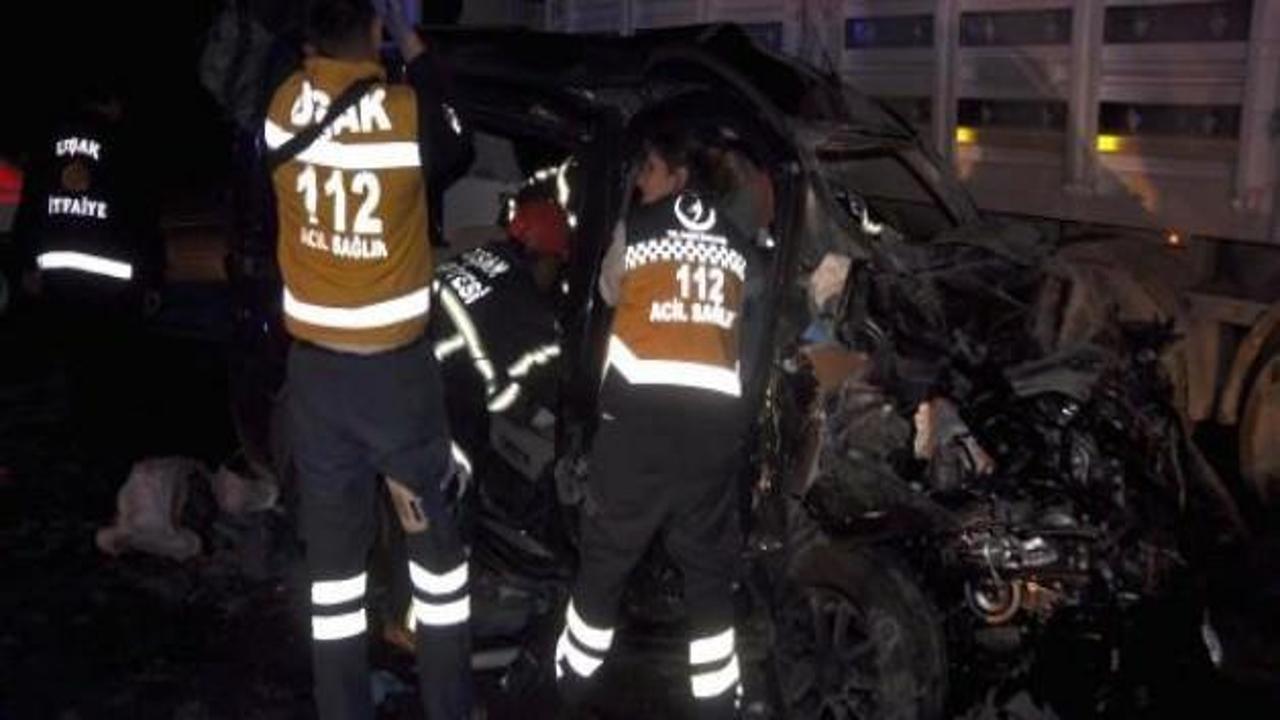 Ticari araç TIR'a çarptı: 3 ölü, 3 yaralı