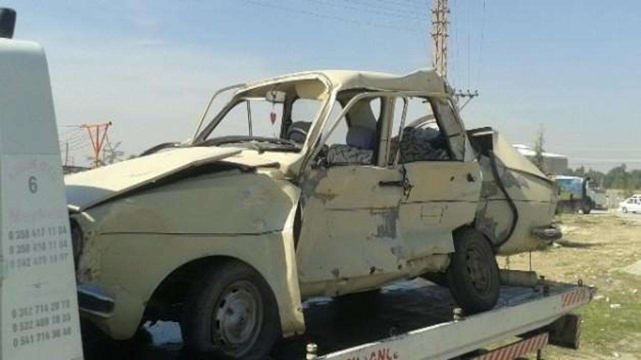 TIR otomobile &ccedil;arptı: 2 &ouml;l&uuml;, 2 yaralı