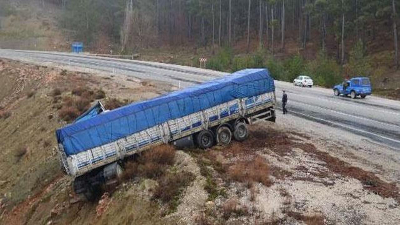 TIR, uçurumun kenarında son anda durdu