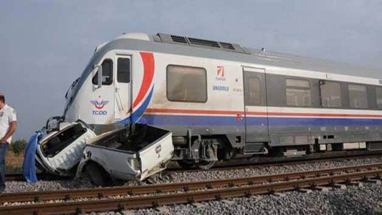 Tren kamyonete çarptı: 2 ölü