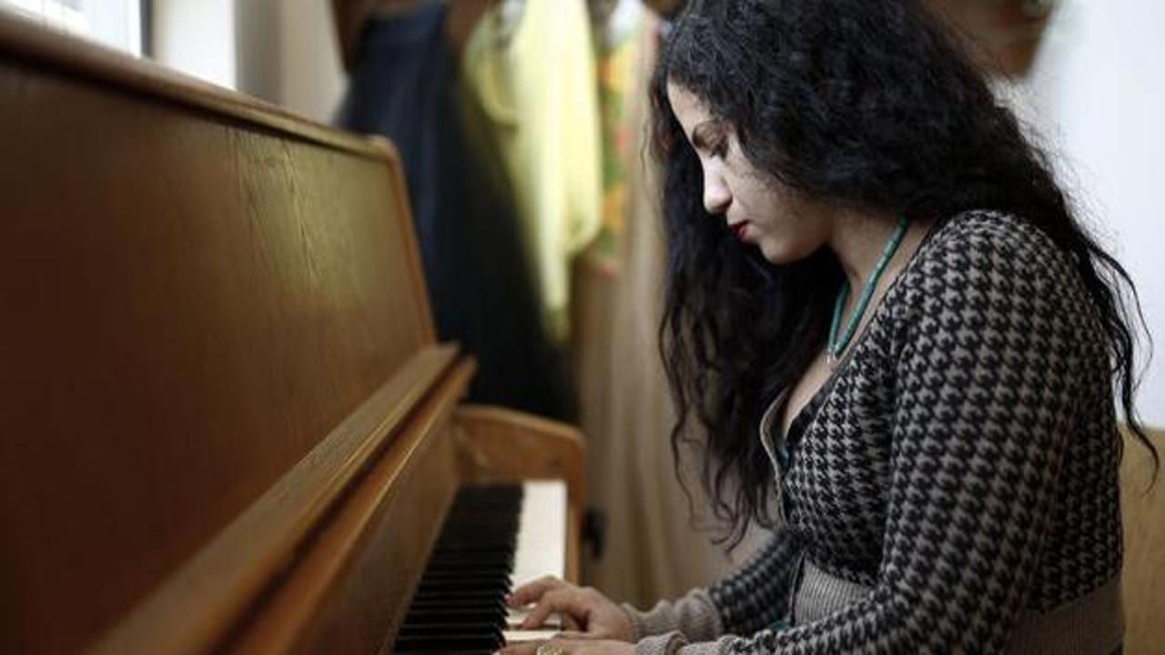 Tunuslu sanatçı Mathlouthi, CRR'de konser verdi