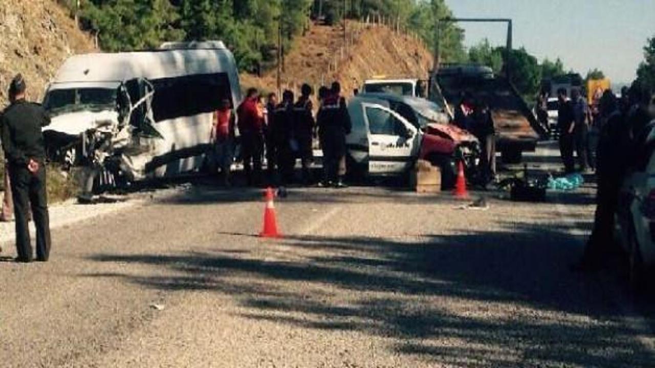 Tur minibüsü kaza yaptı: 1 ölü, 7 yaralı
