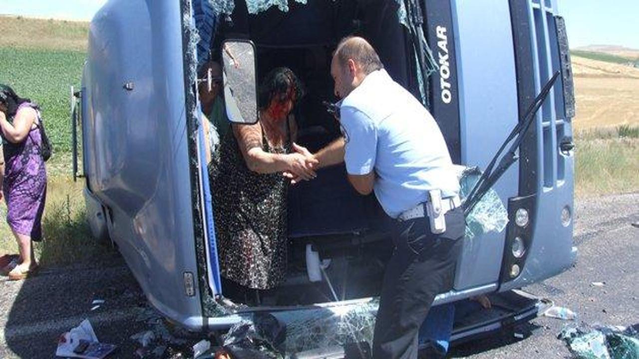 Turistleri taşıyan otobüs devrildi: 29 yaralı