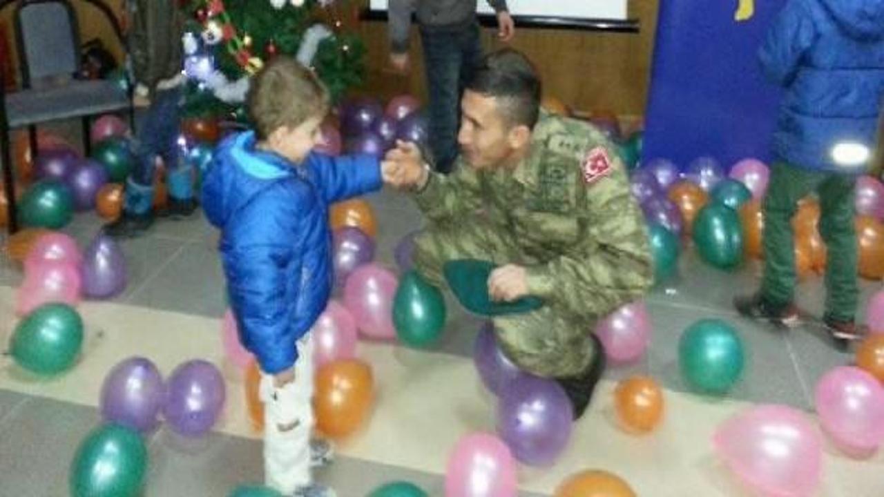 Türk askeri Kosova'da çocuklara hediye dağıttı