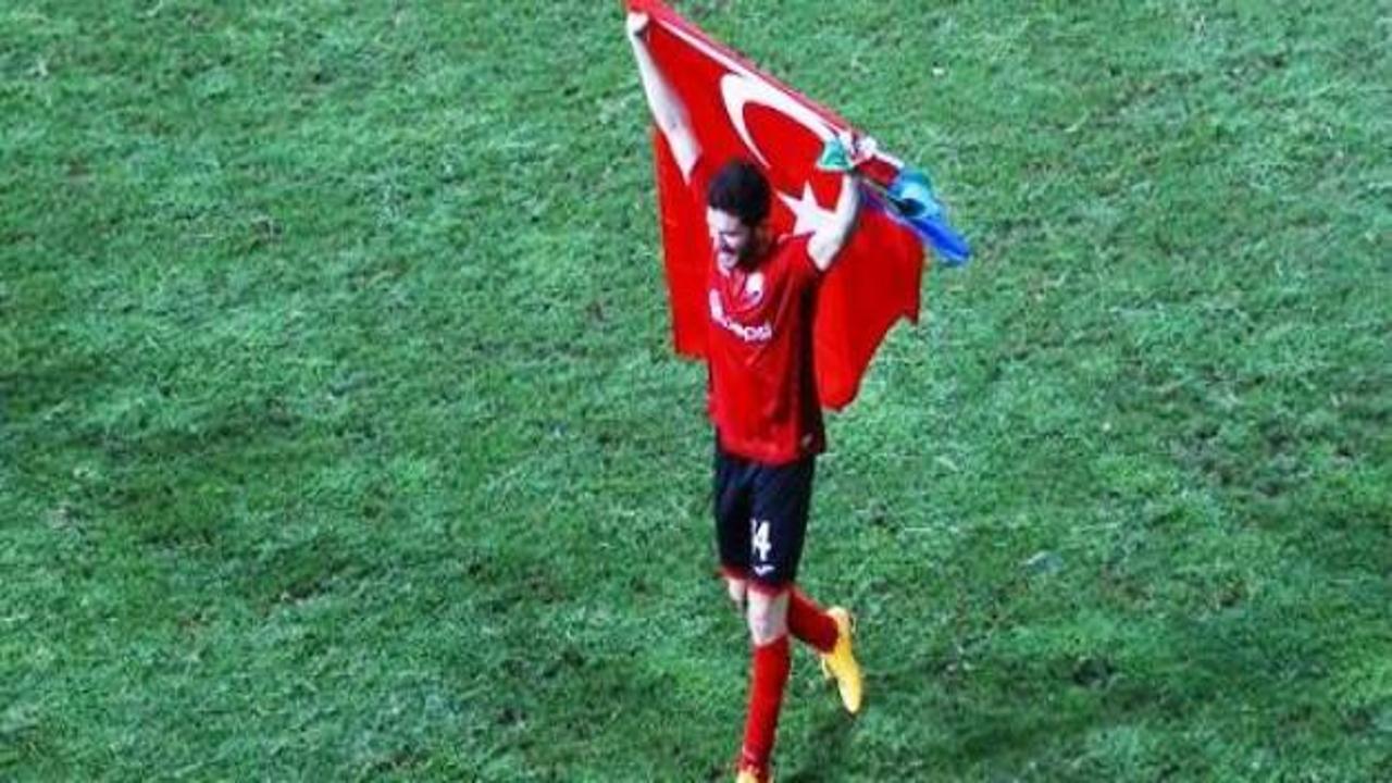 Türk bayrağı açan futbolcu tutuklandı