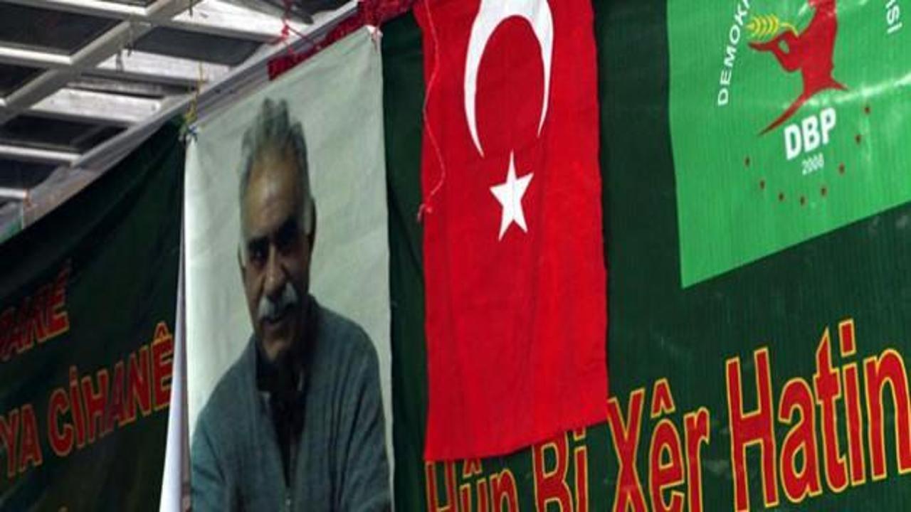 Türk Bayrağı ile Öcalan'ın resmi yan yana