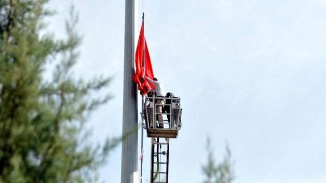 Türk bayrağı yeniden dalgalanıyor