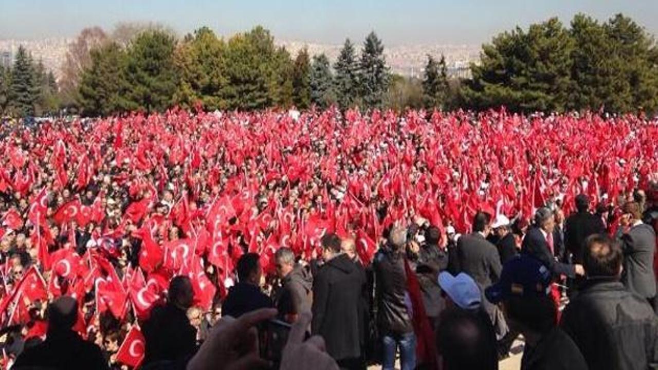 Türk bayraklarıyla Anıtkabir'e akın ettiler