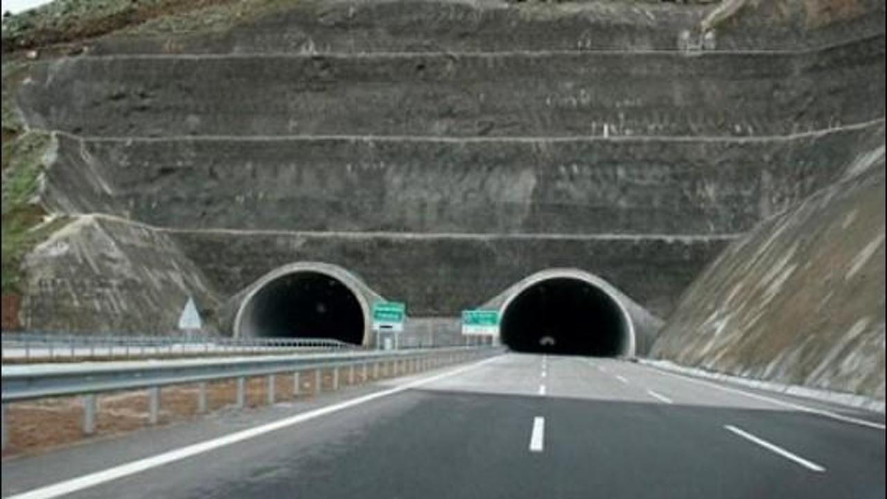 T&uuml;rkiye'nin en uzun t&uuml;nelinde 2100 metre yol alındı