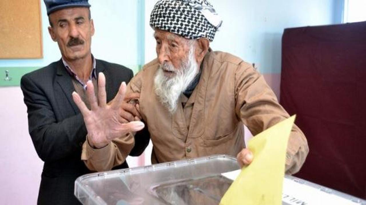 T&uuml;rkiye&rsquo;nin en yaşlı se&ccedil;meni sandığa gitti