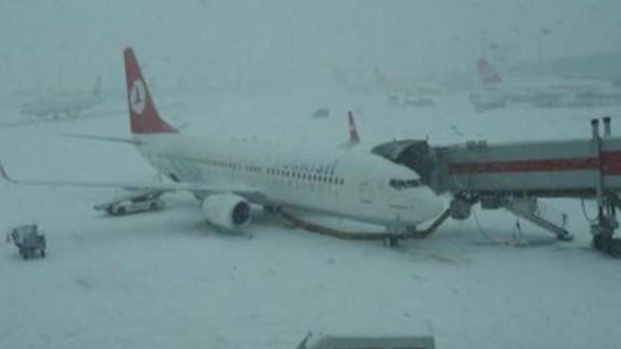 Uçak seferlerine kar engeli!
