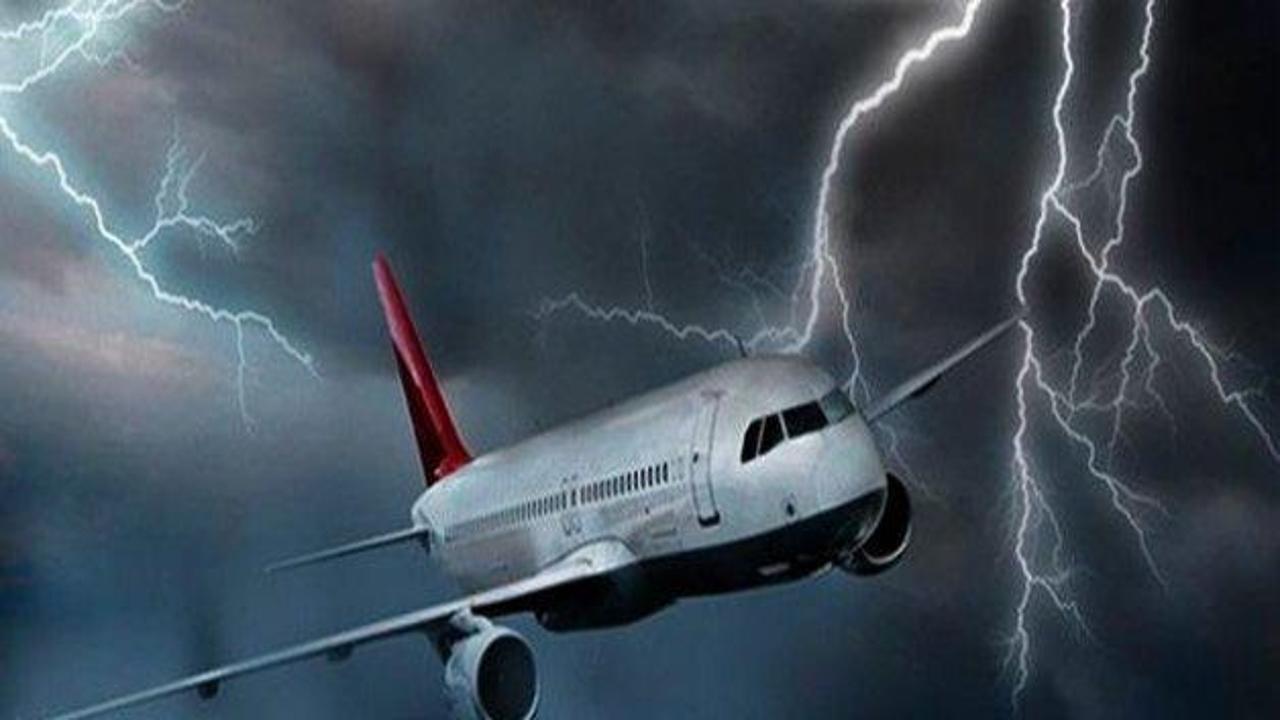 Uçaklar İstanbul üzerinde tur attı