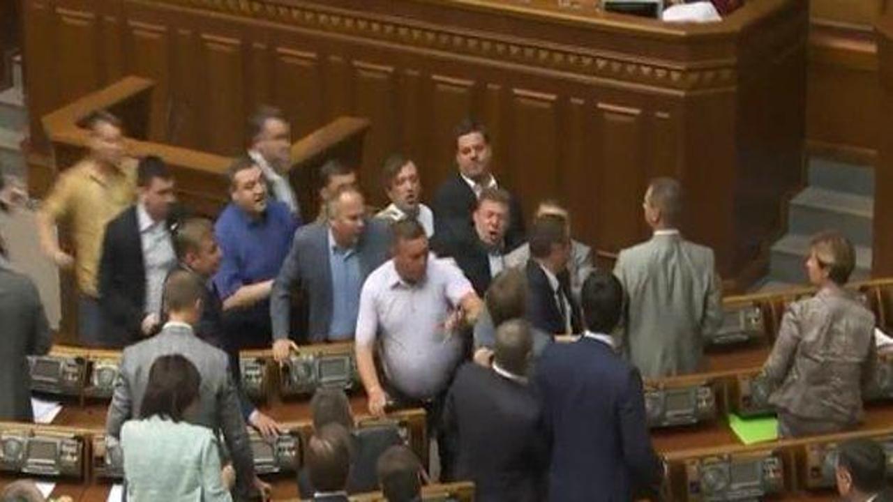 Parlamentoda büyük kavga: Yumruk ve tekmeler...