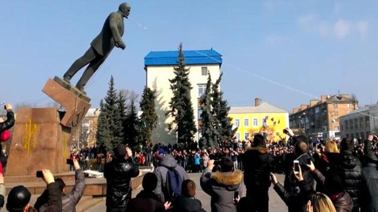 Ukrayna'da muhalifler Lenin heykellerini devirdi