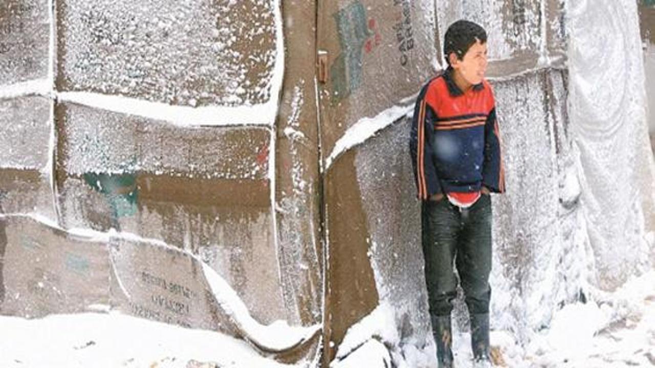 Suriyeliler dondurucu soğukta yaşam mücadelesi veriyor