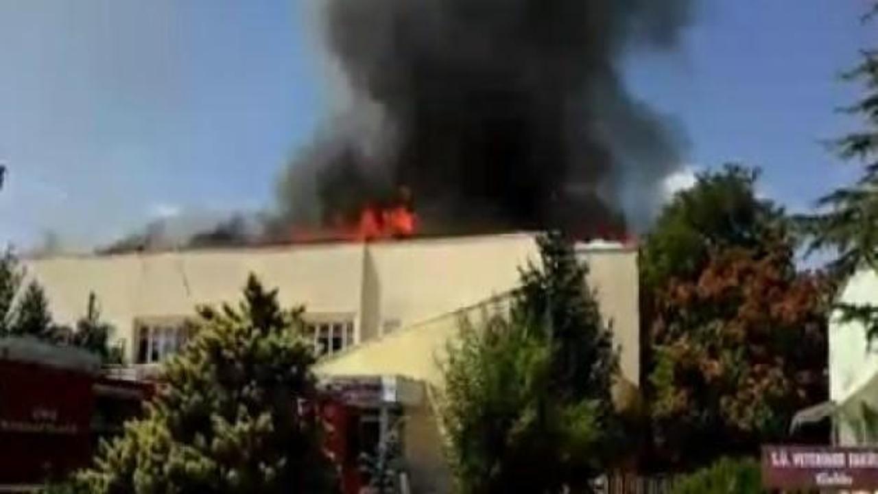 &Uuml;niversitede korku dolu anlar! Fak&uuml;lte yanıyor