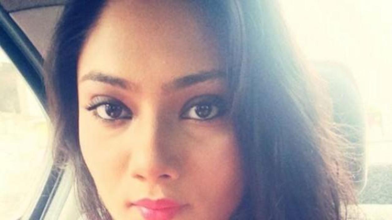 &Uuml;nl&uuml; Hint oyuncu tavanda asılı bulundu