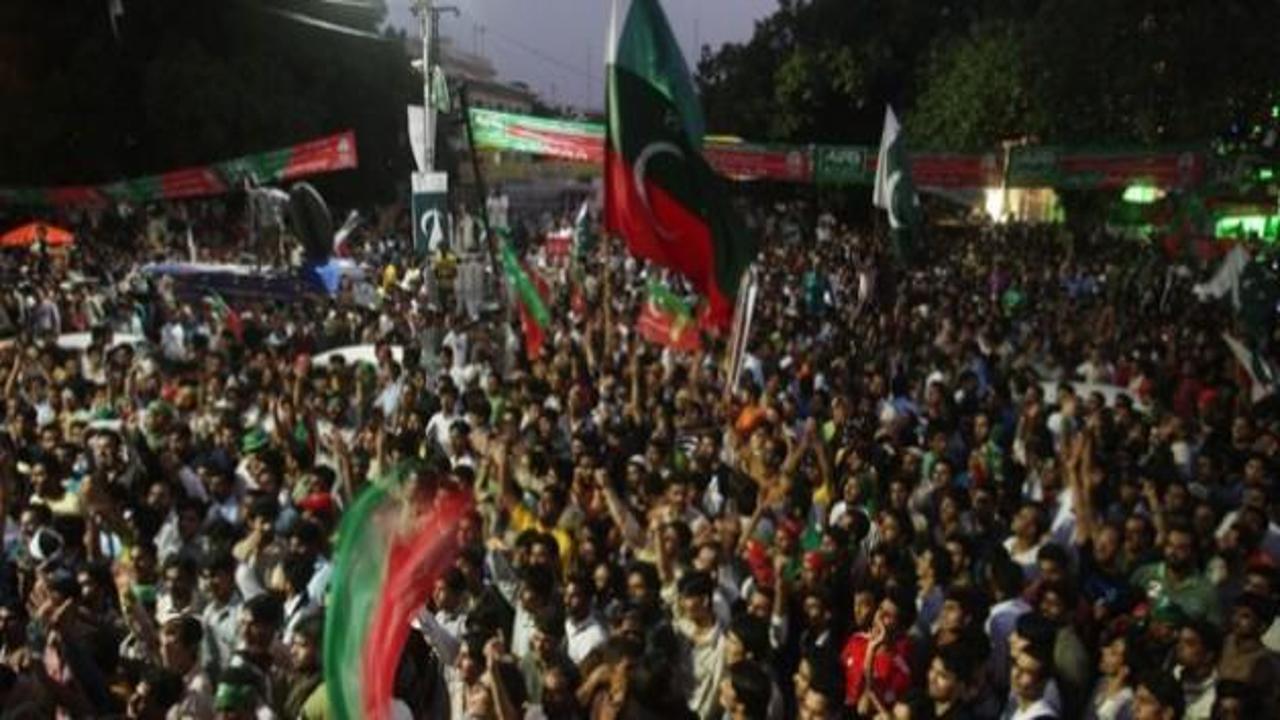 Muhalifler İslamabad'a doğru yola çıktı!