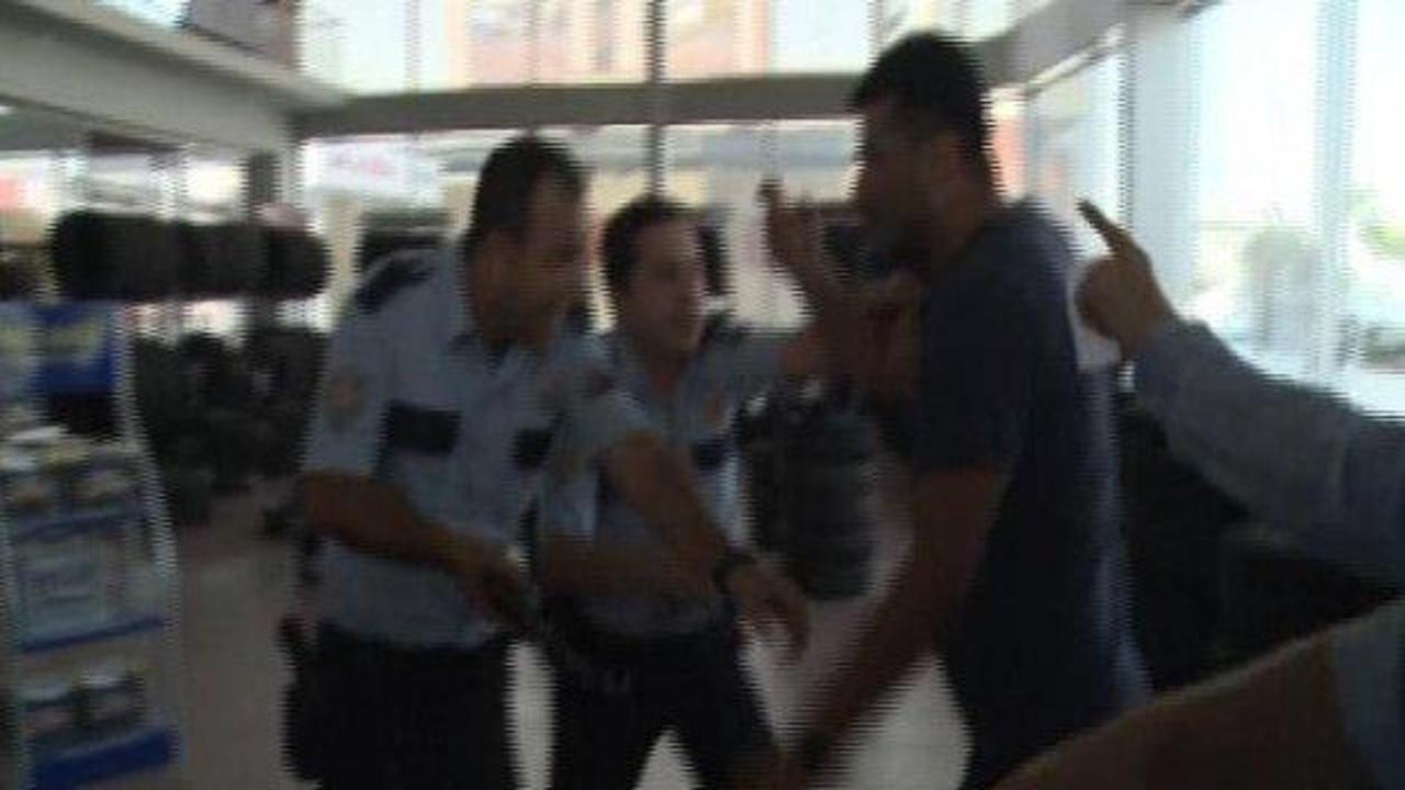 Kavgayı ayırmak isteyen 2 polis bıcaklandı