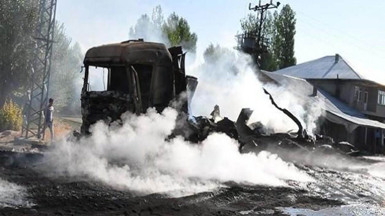 Van'da teröristler 8 aracı yaktı