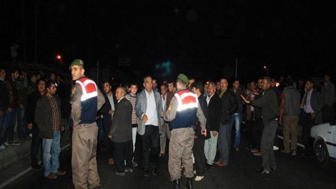 Vatandaşlar Mersin-Antalya karayolunu kapattı