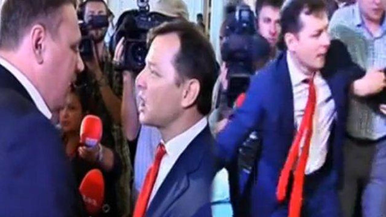 Vekillerin kavgası tek yumrukla sona erdi / İZLE