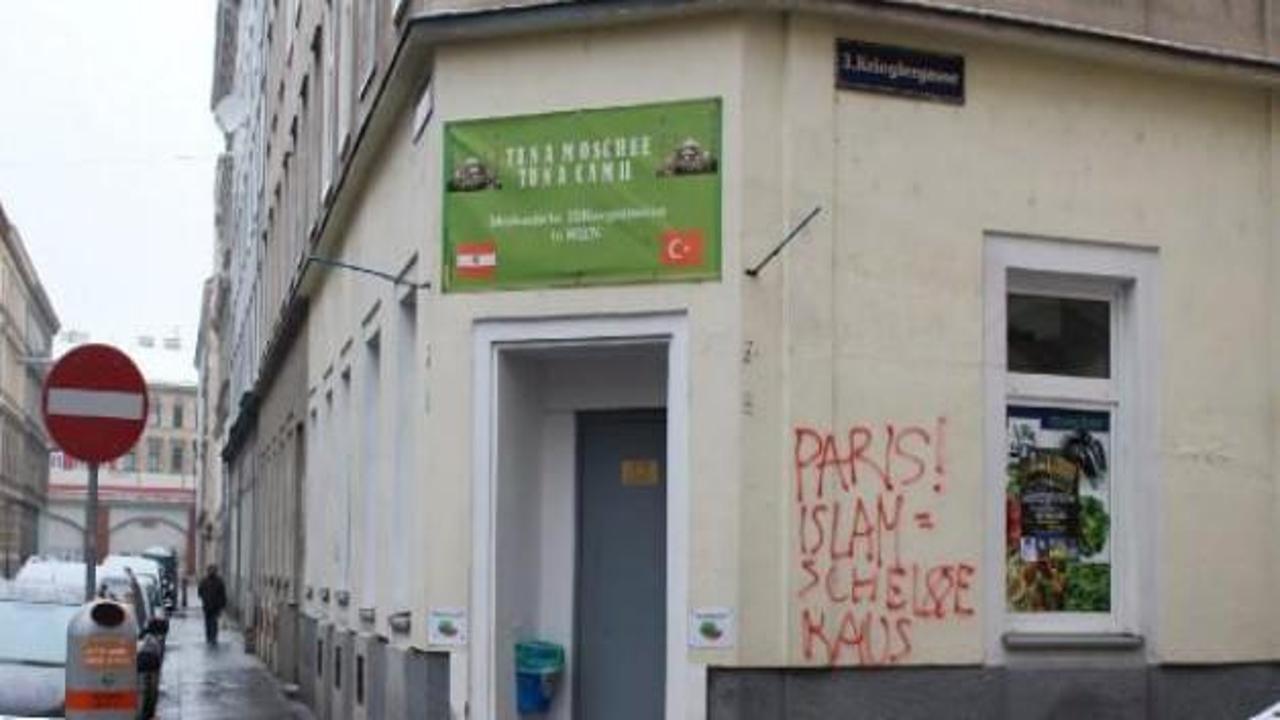 Viyana'da cami duvarına ırkçı yazı