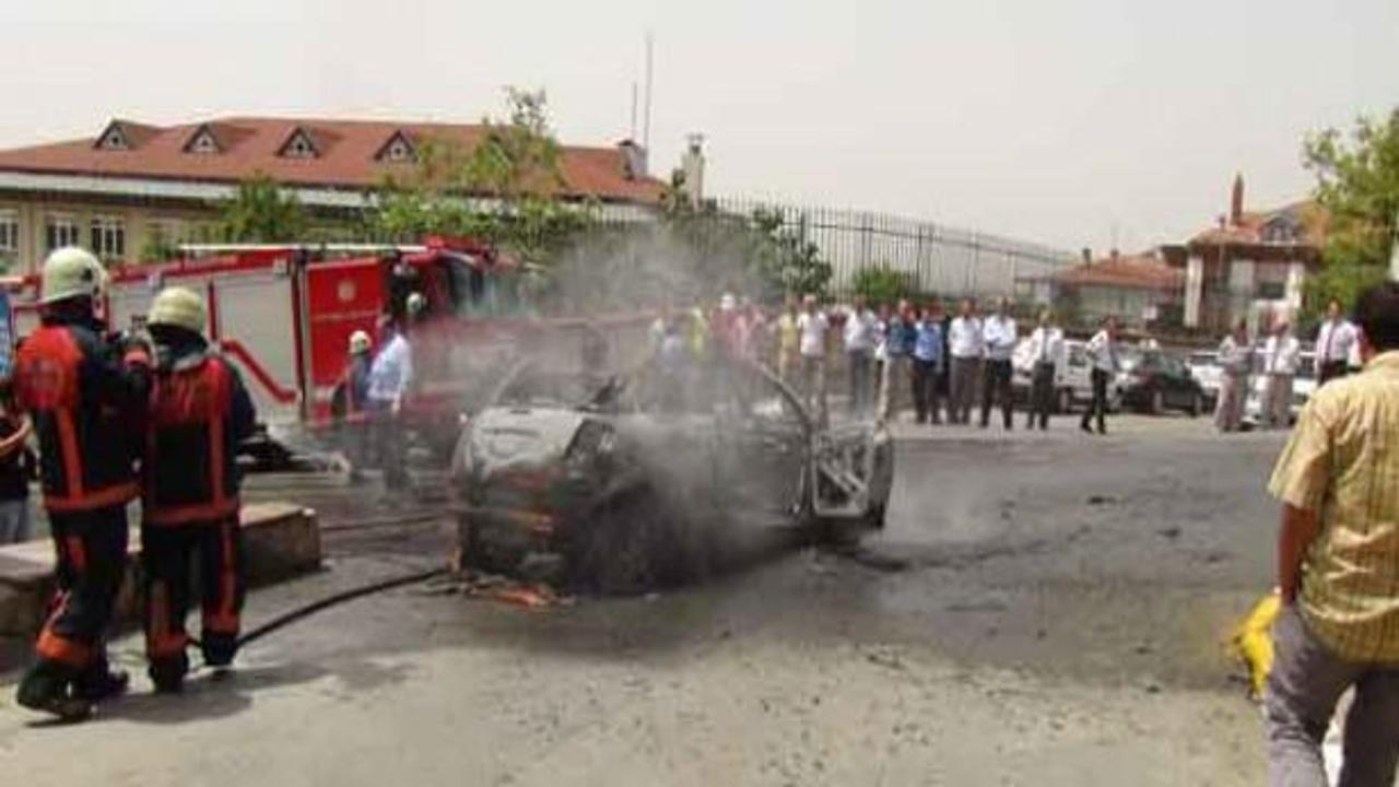 Yanan arabanın önünde 'kaput' tartışması