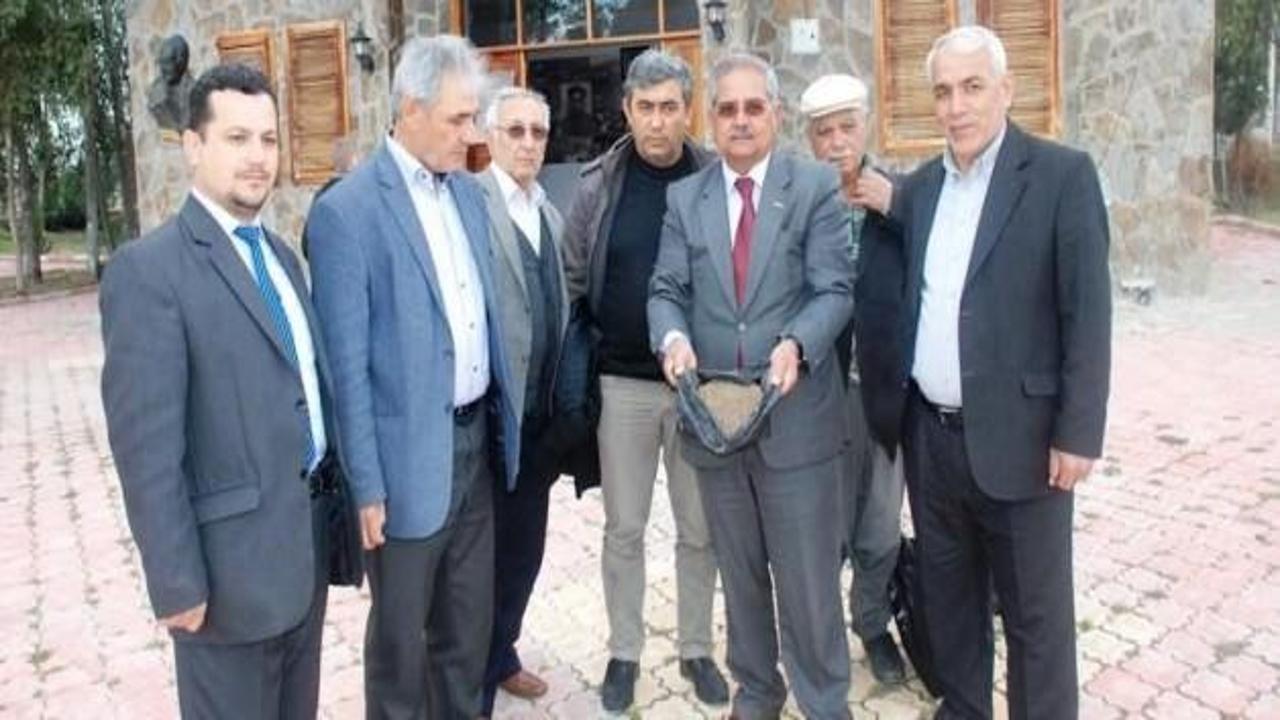 Yaşar Kemal'in mezarına köyünden toprak