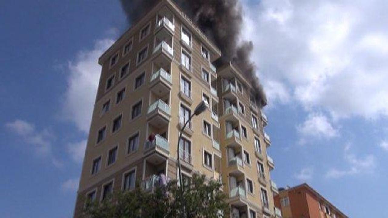 Yedi katlı binanın çatısında çıkan yangın korkuttu