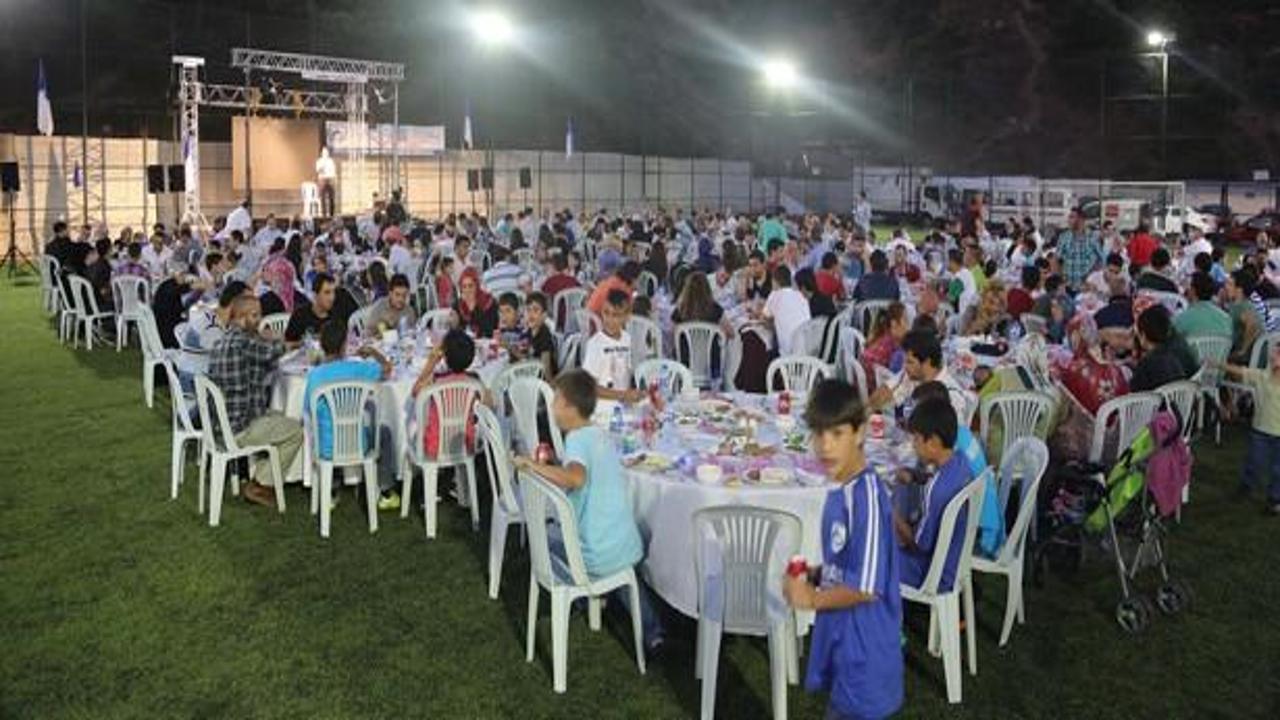 Yeşil sahada bu sefer iftar i&ccedil;in toplandılar