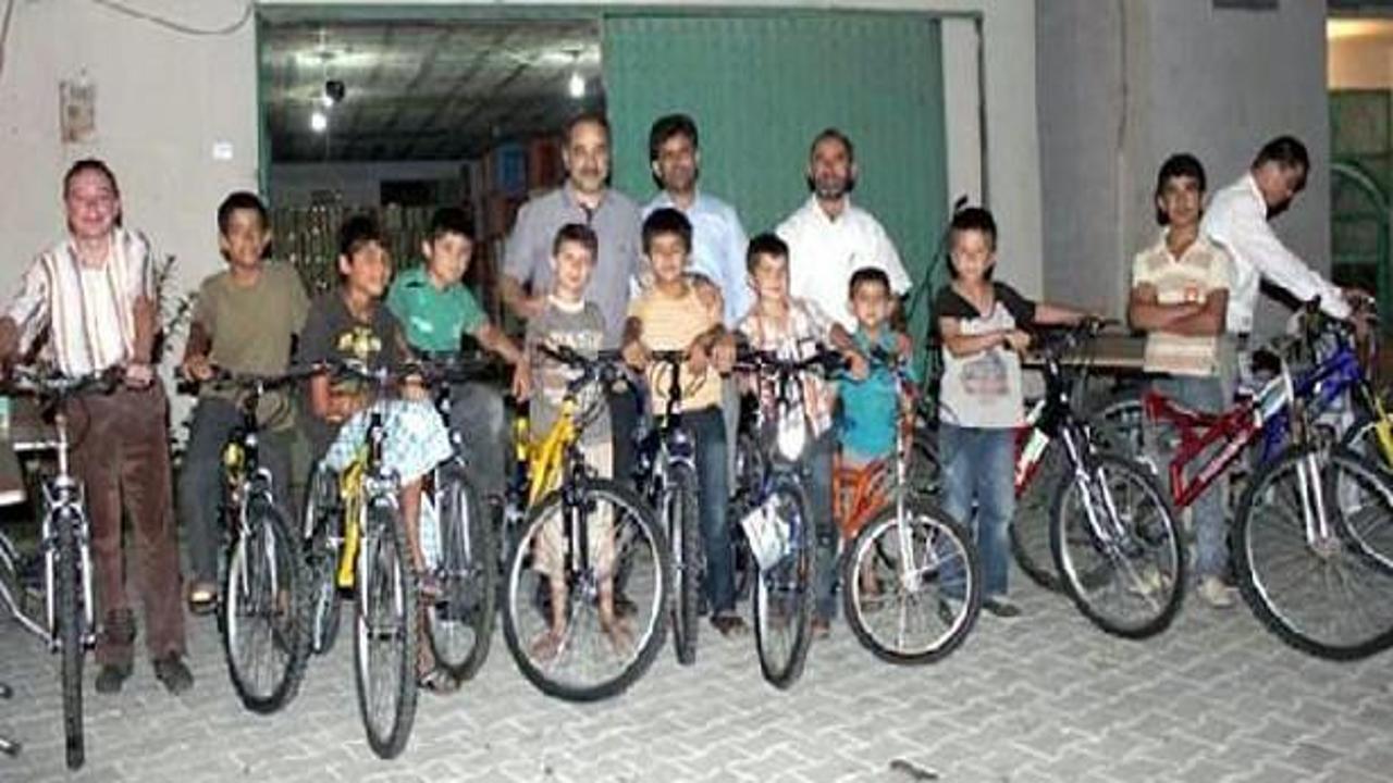 Yıl boyu camiye gelen çocuklara bisiklet