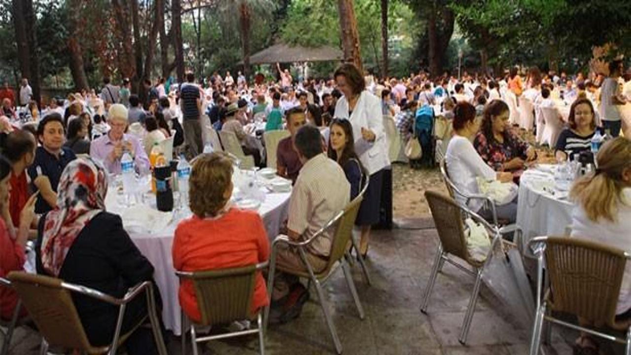 Yıldızlılar yağmur altında birlikte oru&ccedil; a&ccedil;tı