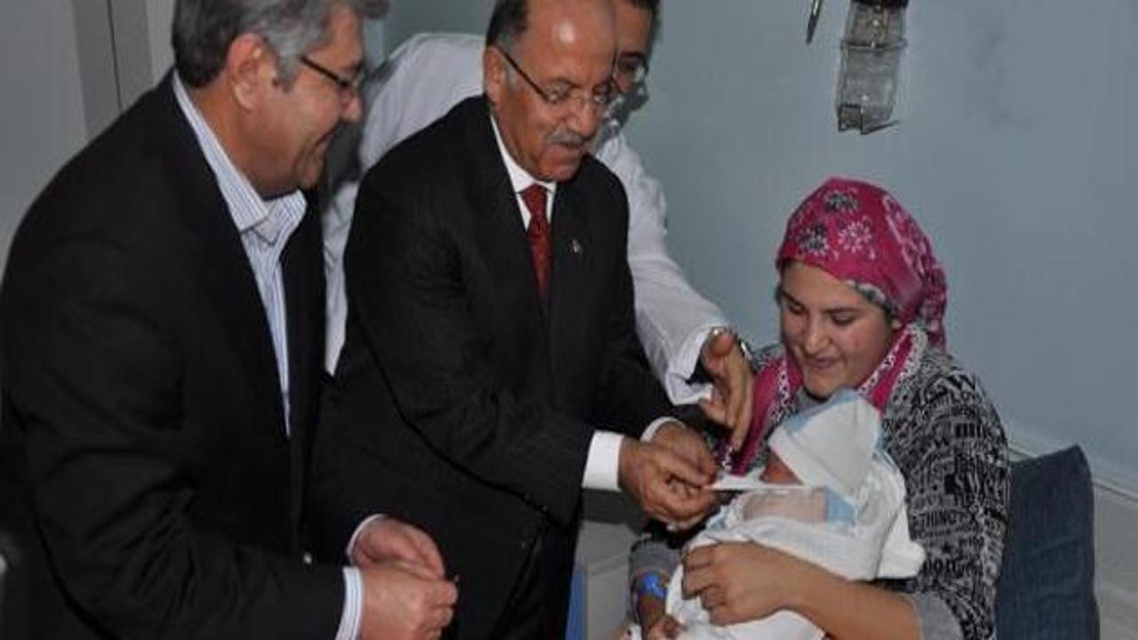 Yılın ilk bebeklerine vali ve başkandan altın