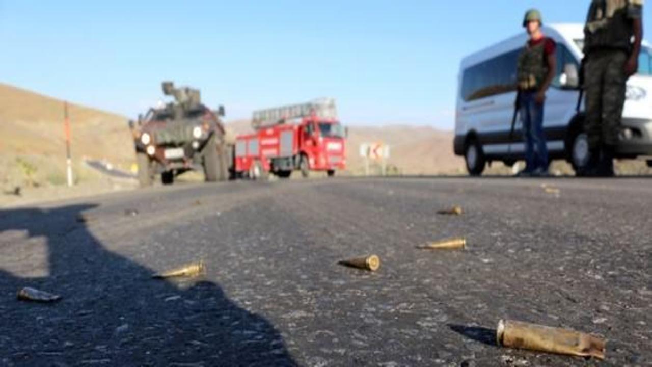 Yol kesen PKK'lılar korucubaşına ateş açtı
