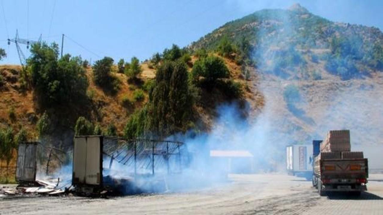 Yol kesen ter&ouml;ristler ara&ccedil;ları ateşe verdi