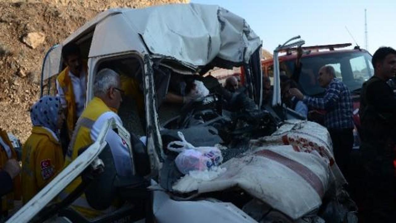 Yolcu minibüsü TIR’la çarpıştı: 2 ölü