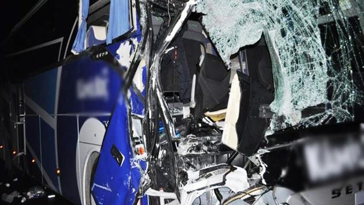 Yolcu otobüsü ile kamyon çarpıştı: 7 yaralı