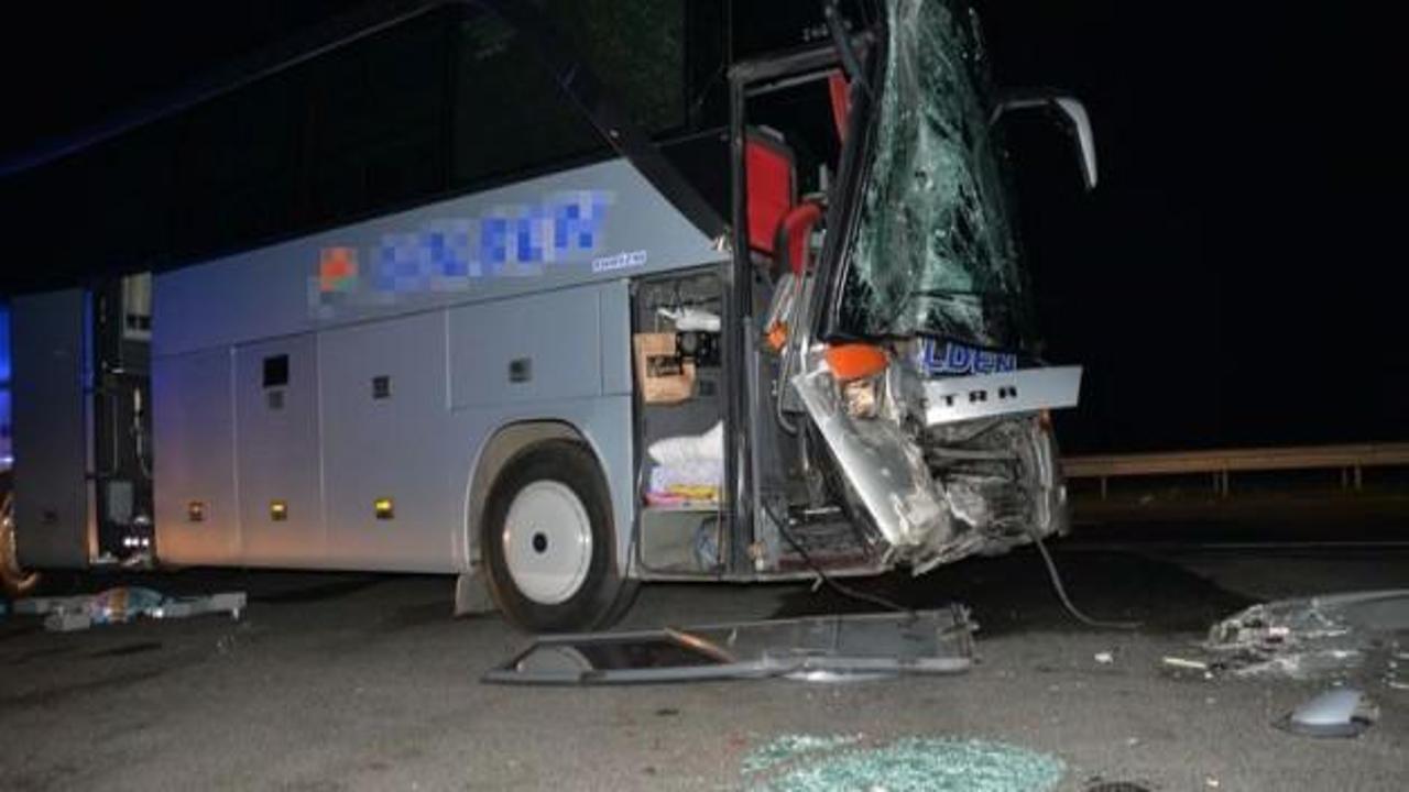 Yolcu otobüsü TIR'a çarptı: 10 yaralı