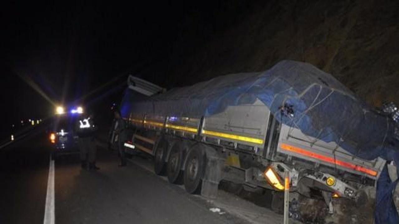 Yolcu otob&uuml;s&uuml; tıra &ccedil;arptı: 1 &ouml;l&uuml;, 23 yaralı