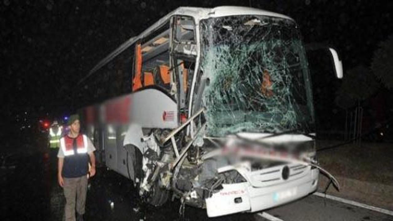 Yolcu otobüsü tıra çarptı: 33 yaralı
