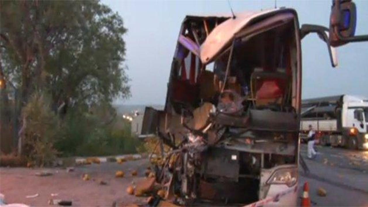 Yolcu otobüsüyle kamyon çarpıştı: 1 ölü 40 yaralı
