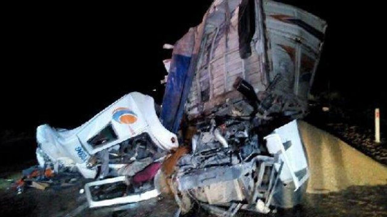 Yolcu otobüsüyle kamyon çarpıştı: 20 yaralı