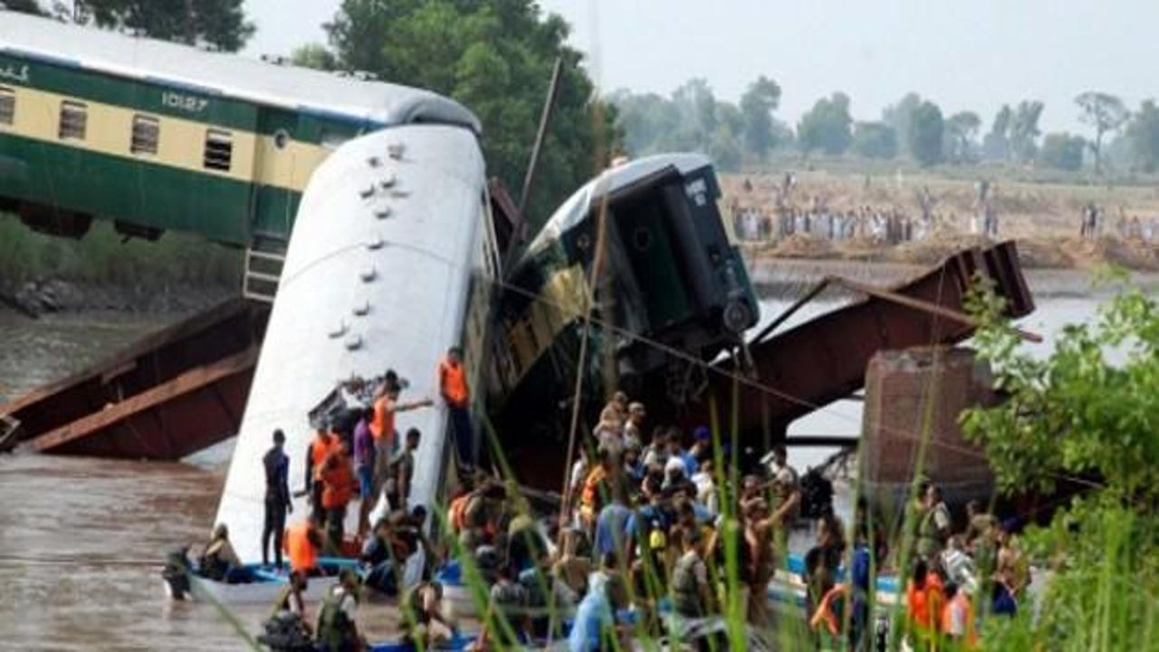 Yolcu treni devrildi: 13 kişi öldü